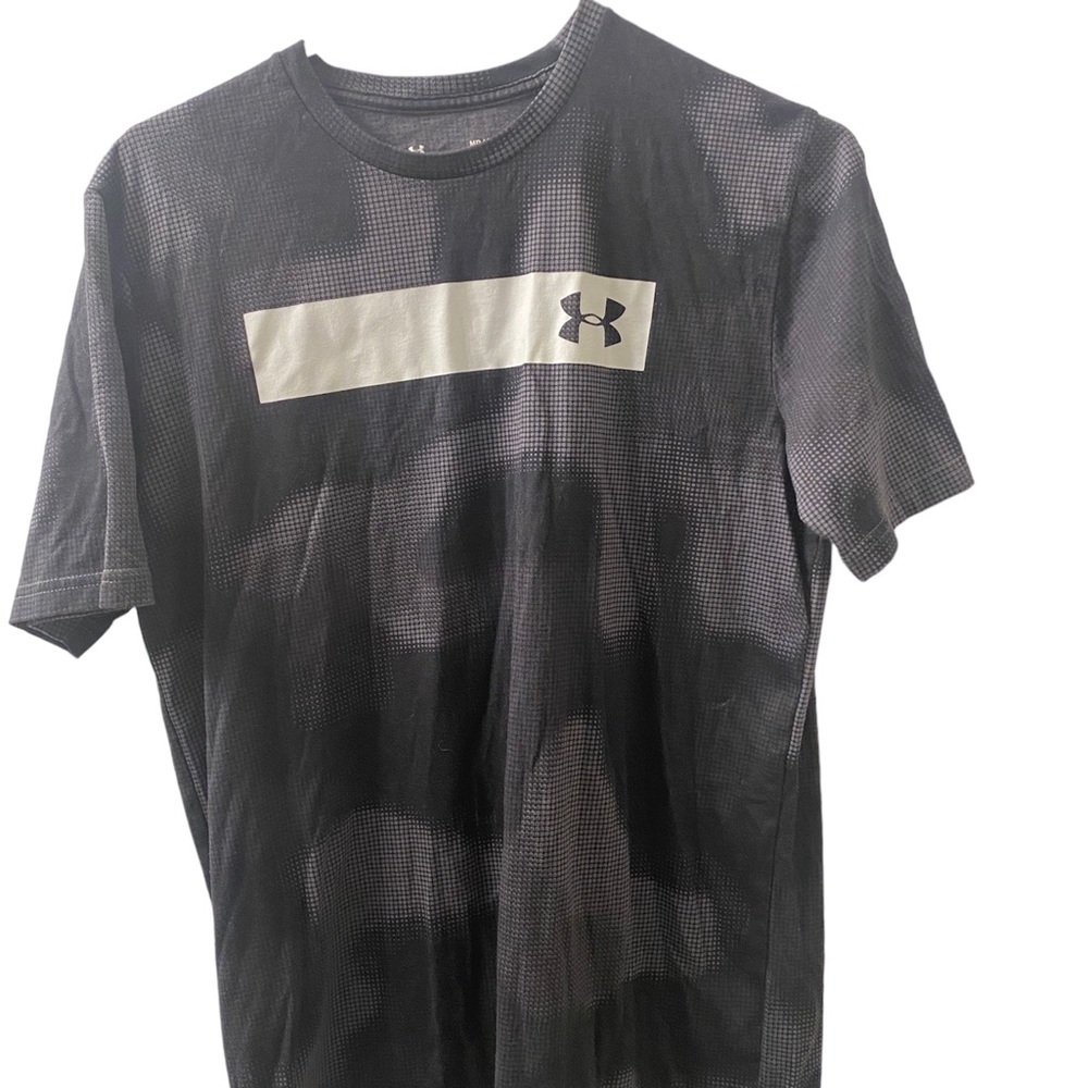 Men's Under armor tee shirt.